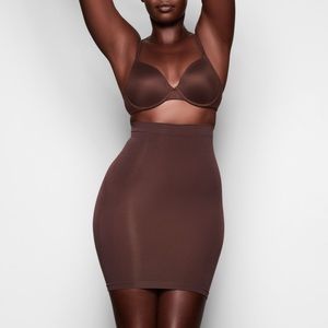 Skims long skirt slip